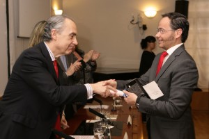 Antonio Praena recogiendo el premio Tiflos de Literatura