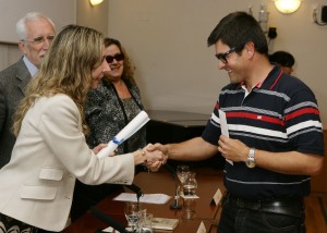 José Miguel Suárez recibe el premio Tiflos de Poesía de mano de Patricia Sanz