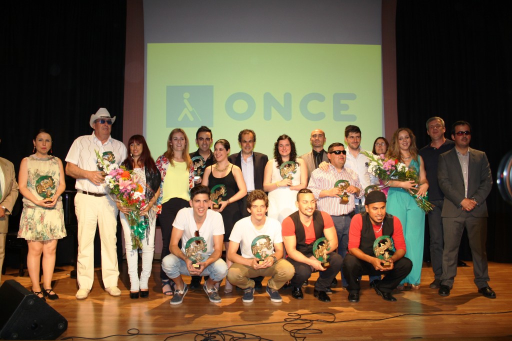 Foto final de grupo con los ganadores y los participantes 