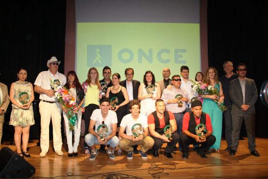 Foto final de grupo con los ganadores y los participantes