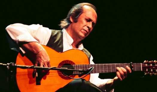 Paco de Lucía, en uno de sus multitudinarios conciertos