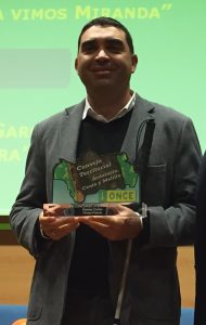 Enrique Pérez recibiendo el premio de Relatos Cortos 2018 de la ONCE