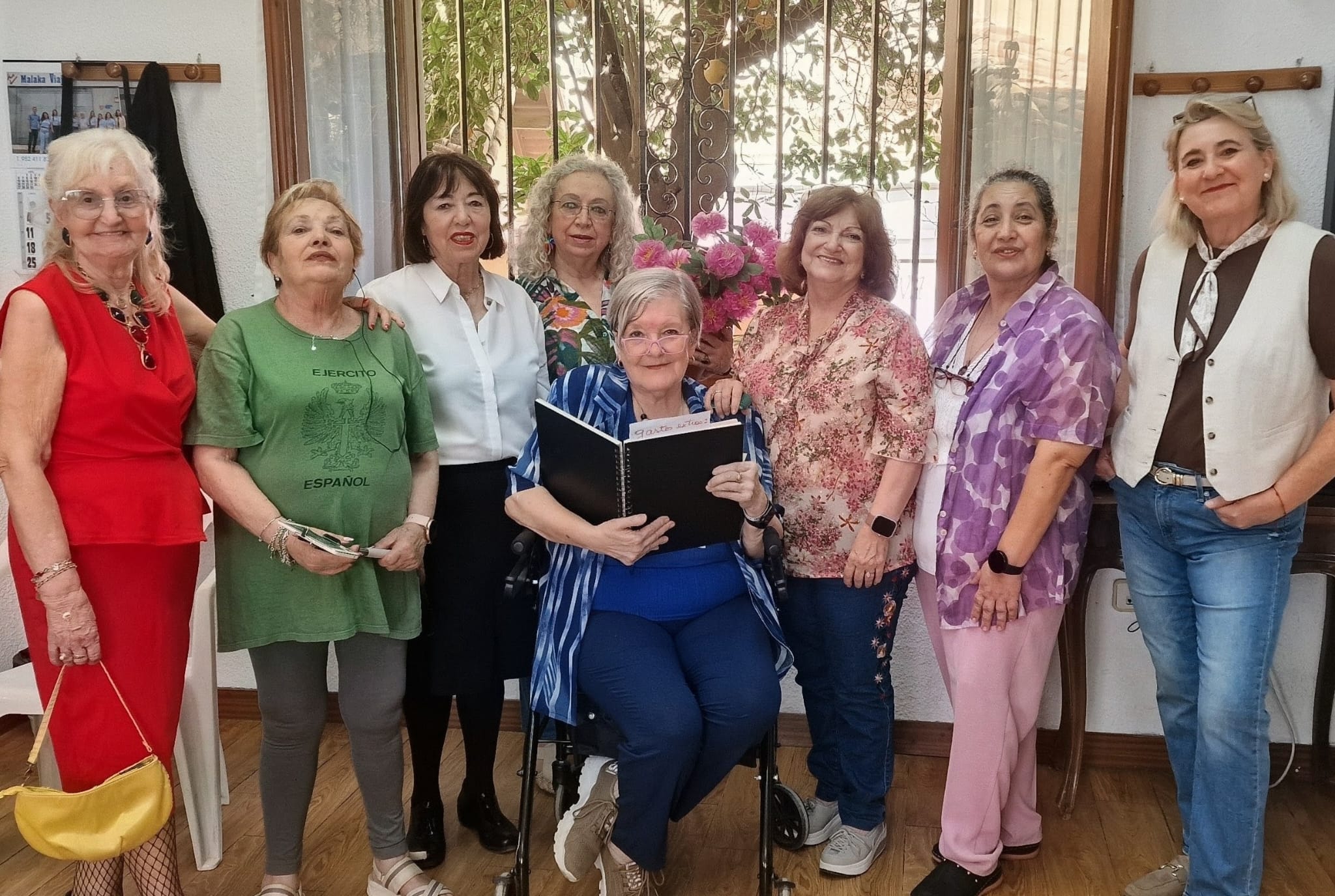 Foto de familia del grupo teatral Los Claveles