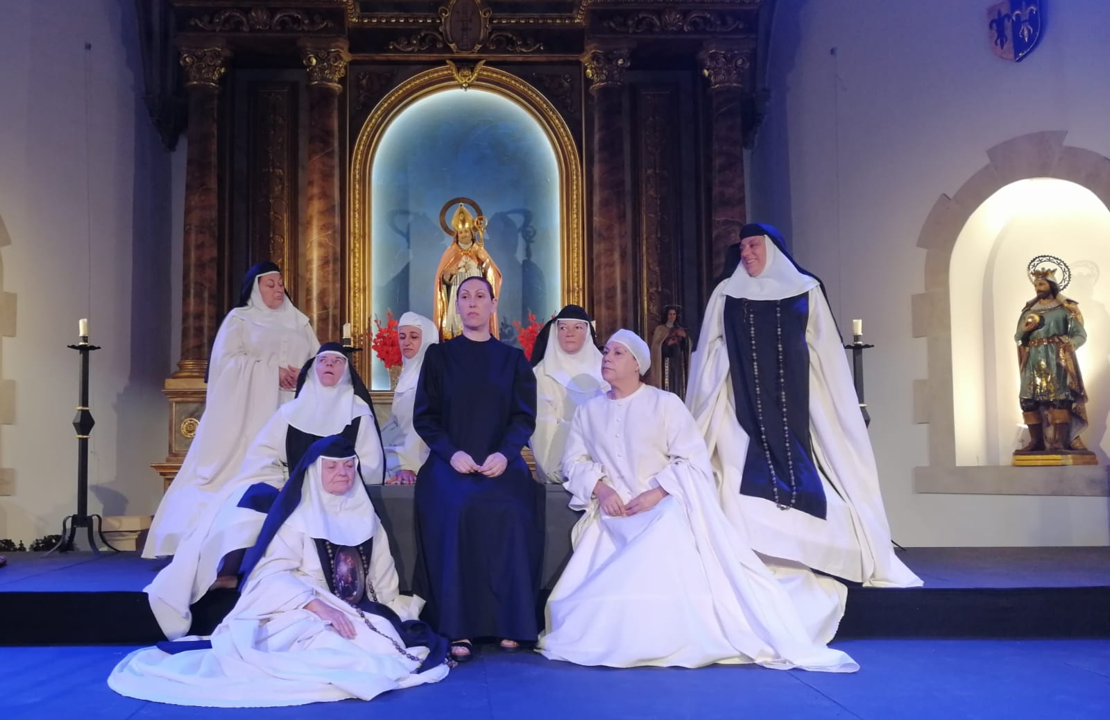 Foto de familia del grupo de teatro tras una interpretación de Sor Juana Inés